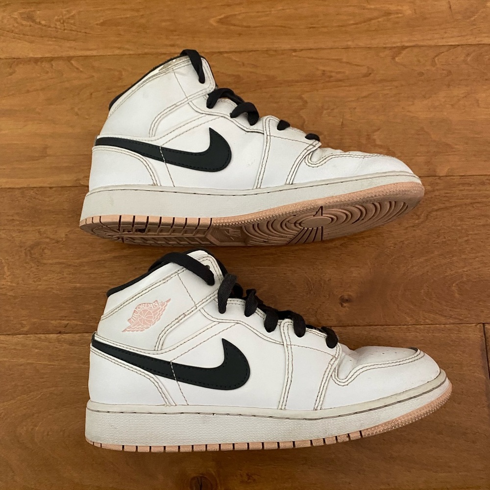 Nike Jordan 1 Mid GS Arctic Orange size 5.5